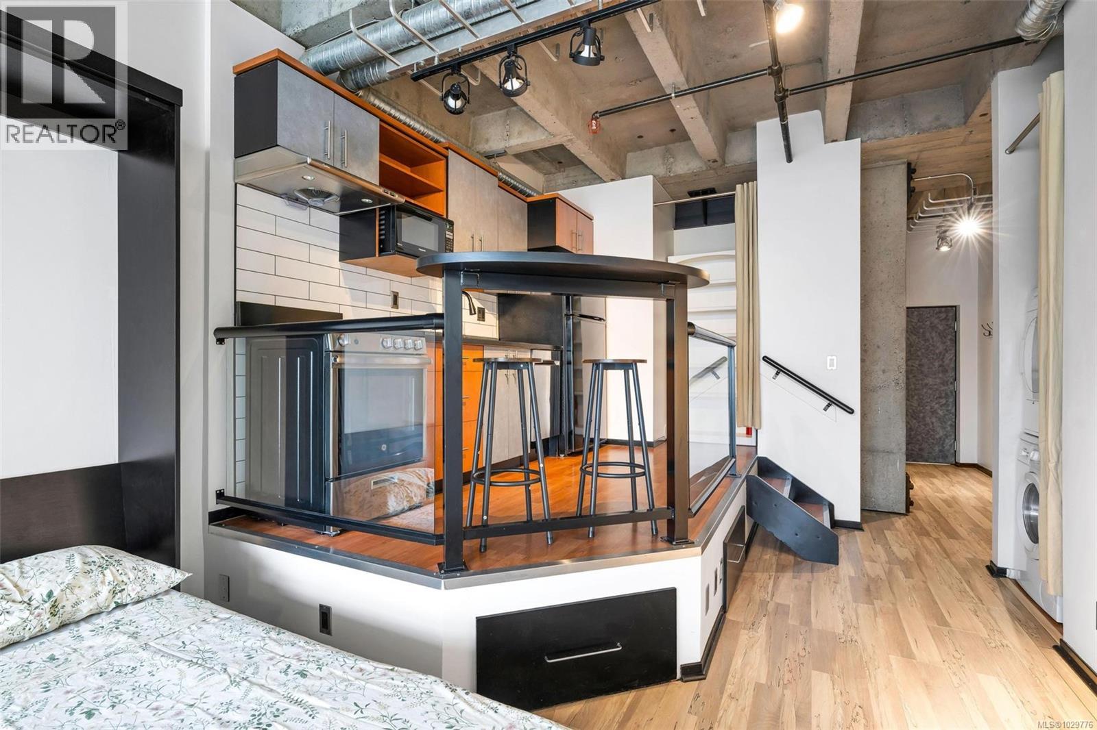 #206 1061 FORT ST - 14