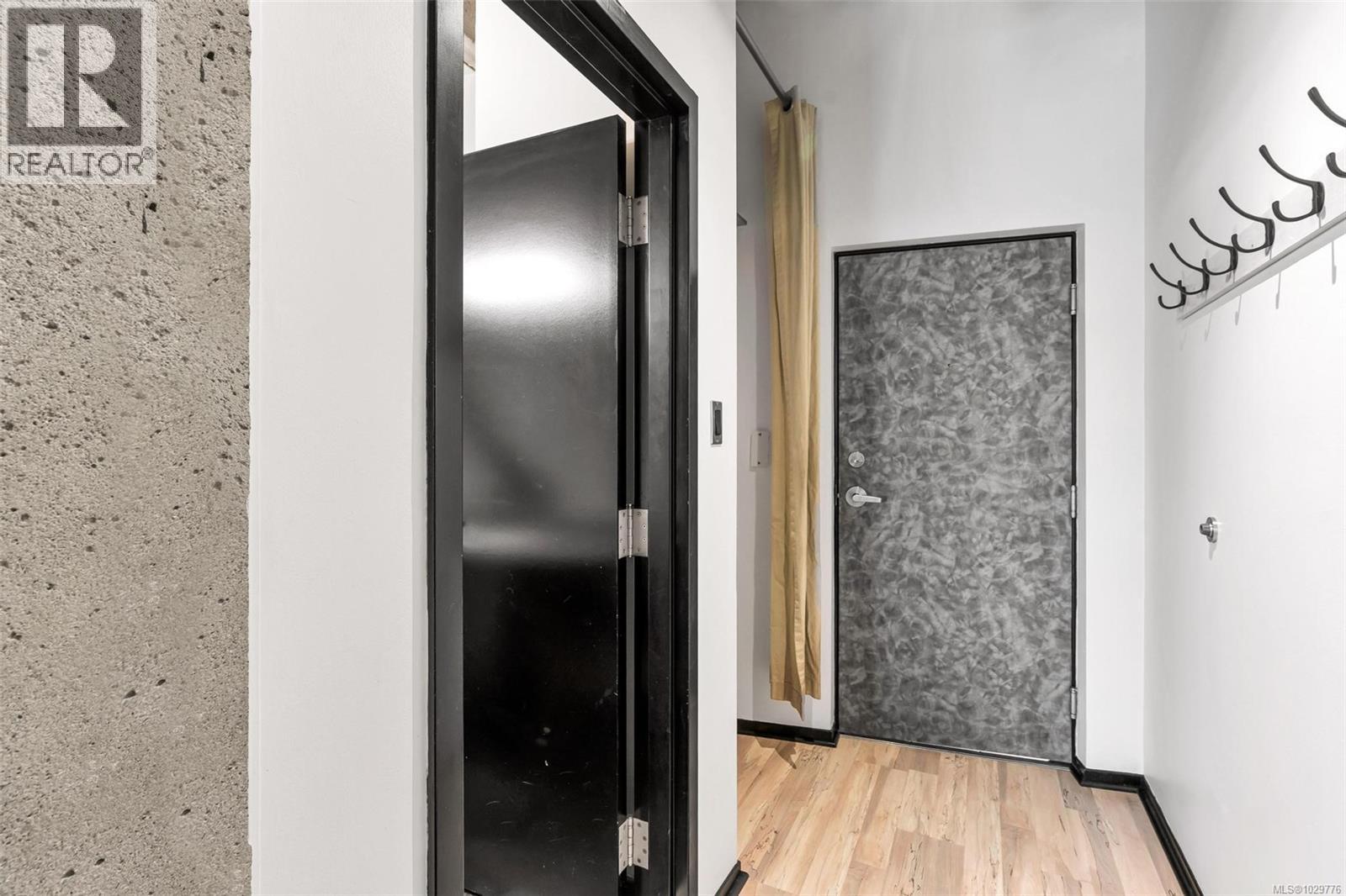 #206 1061 FORT ST - 17