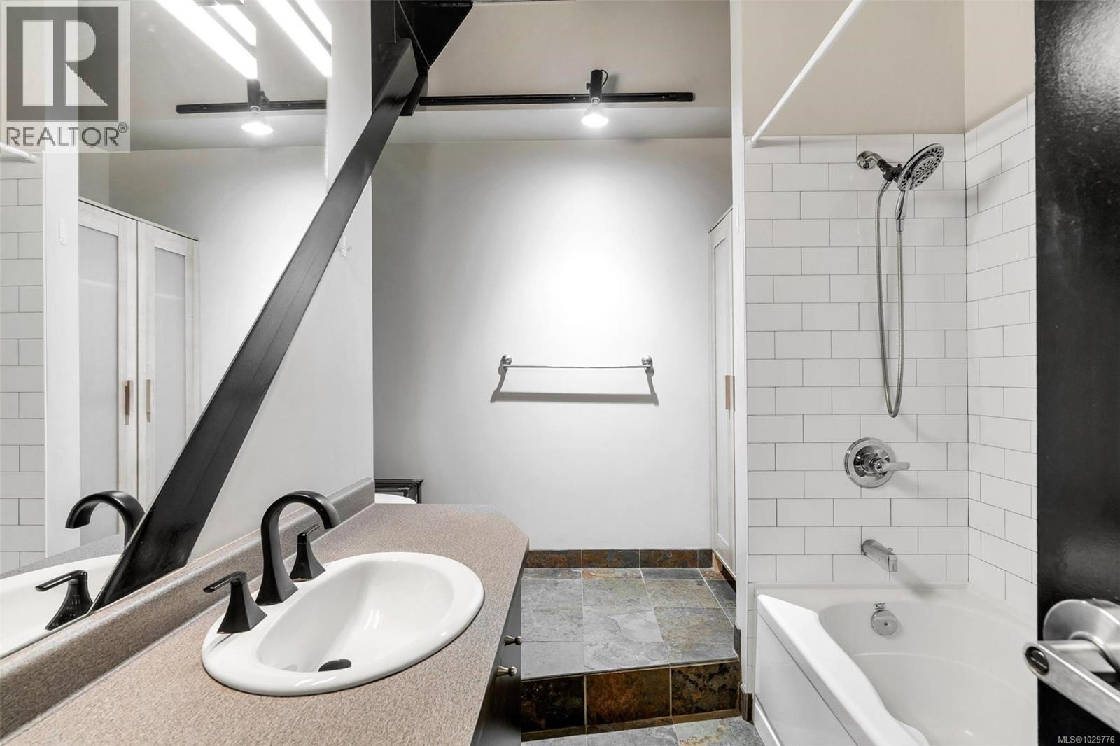 #206 1061 FORT ST - 19