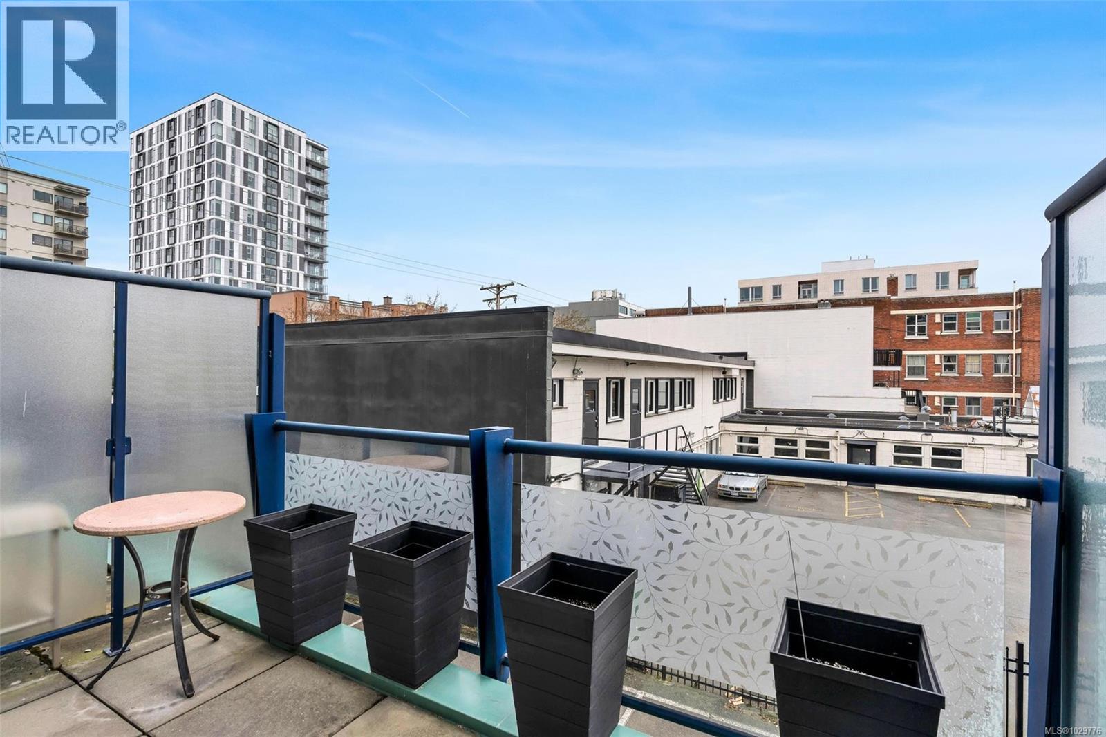 #206 1061 FORT ST - 20