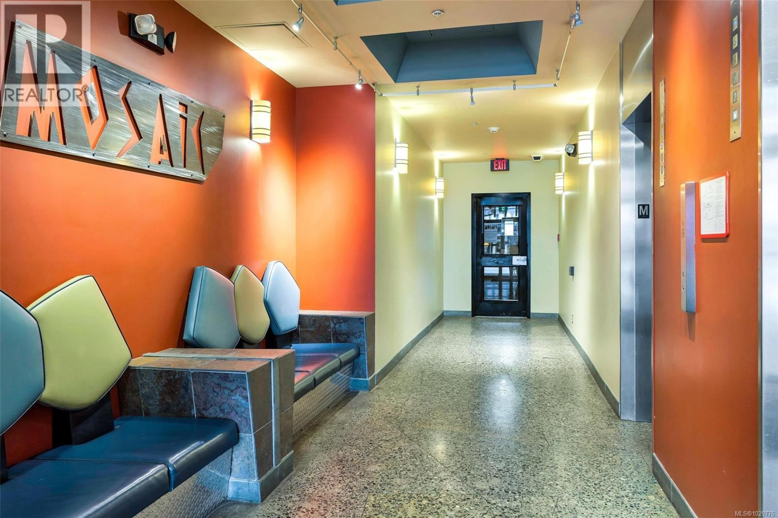 #206 1061 FORT ST - 22