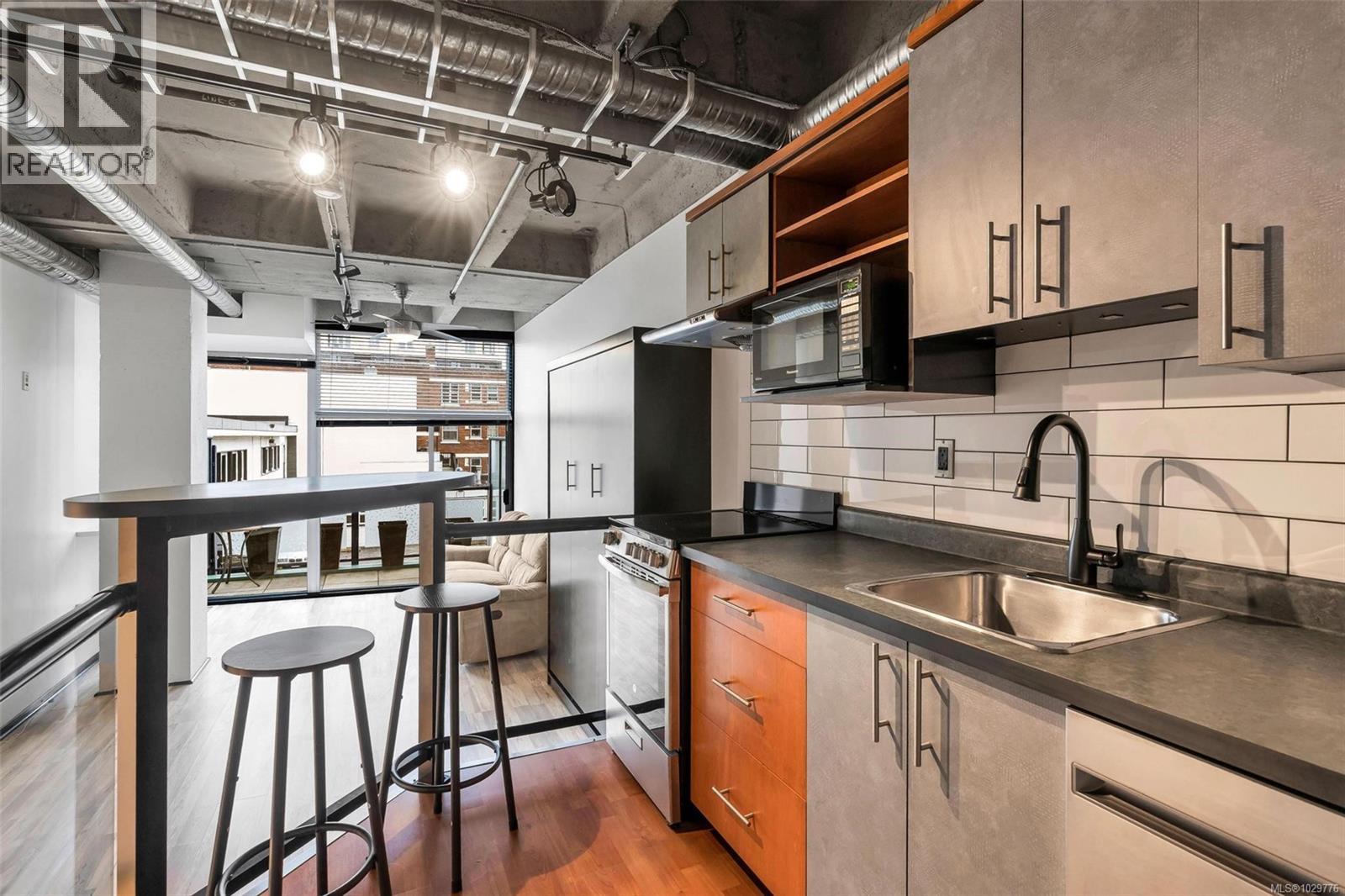 #206 1061 FORT ST - 8