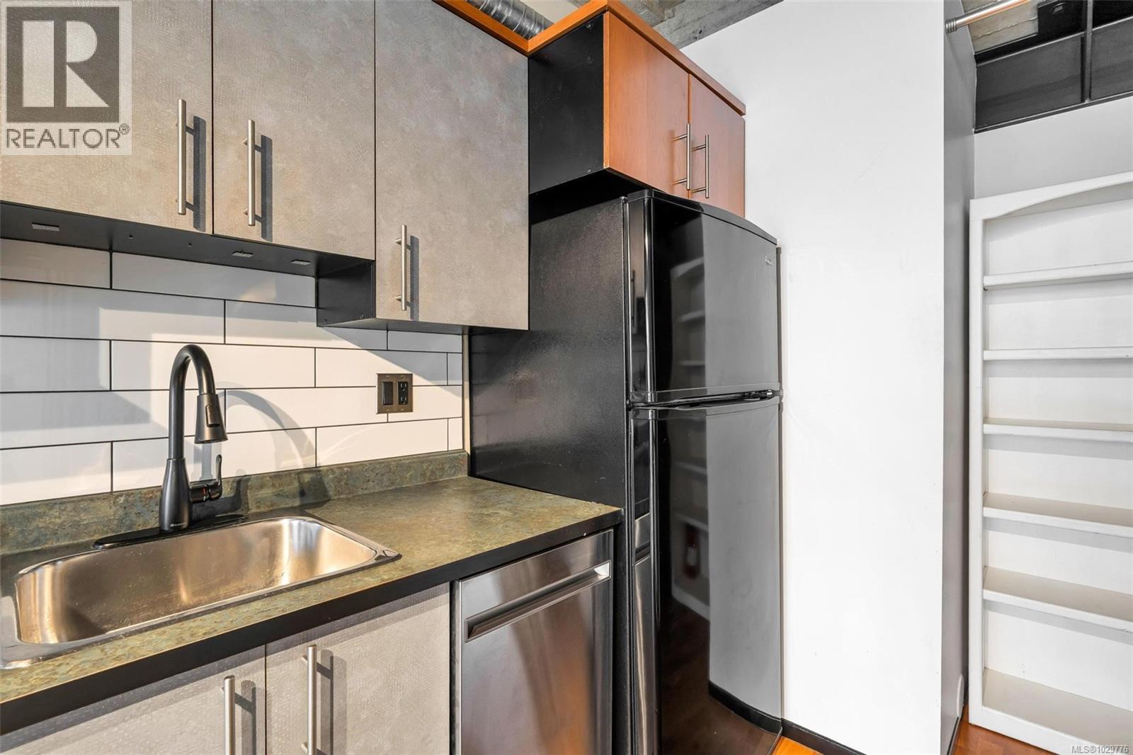 #206 1061 FORT ST - 9