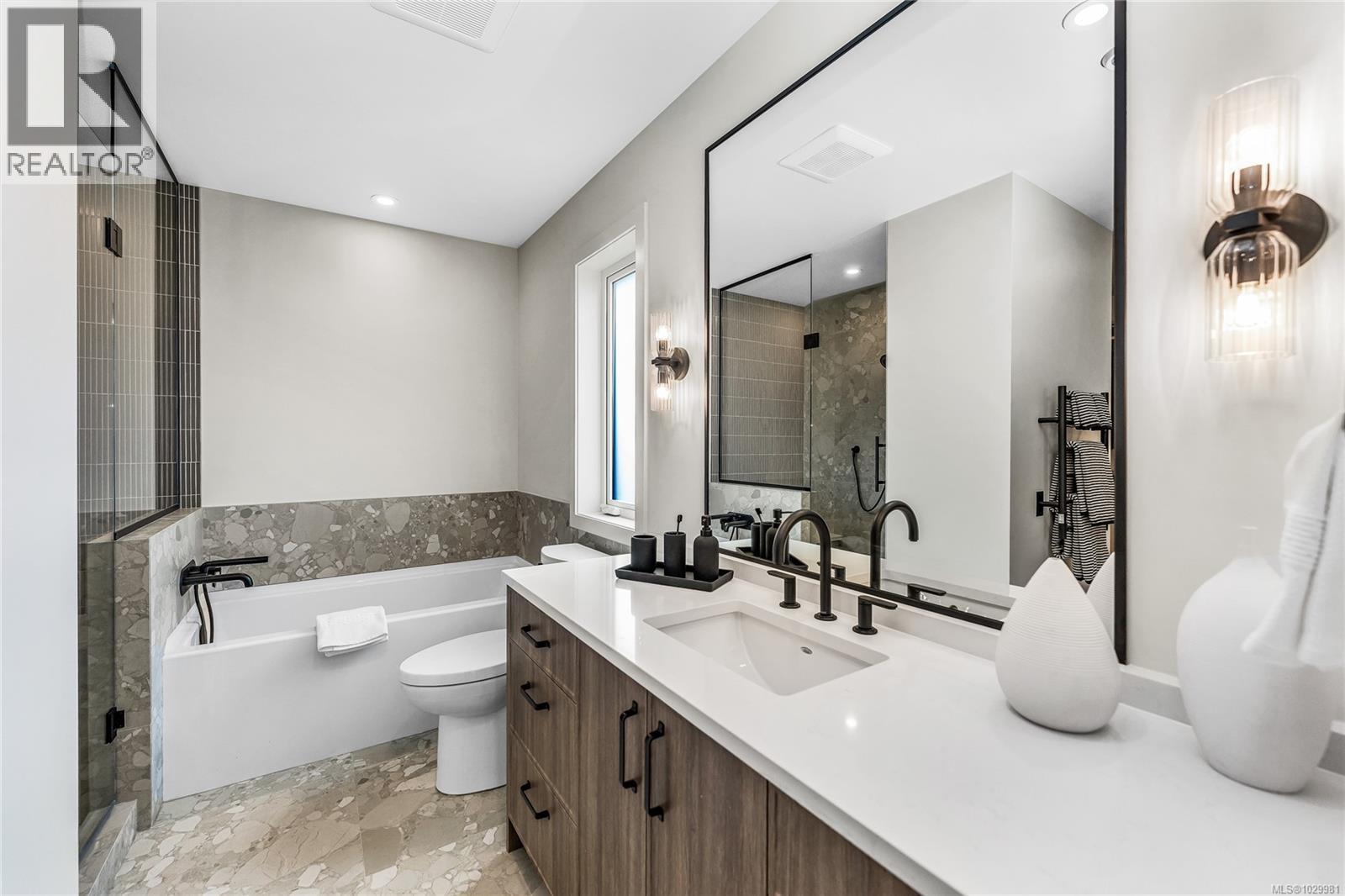 4 3333 Henderson Road, Oak Bay