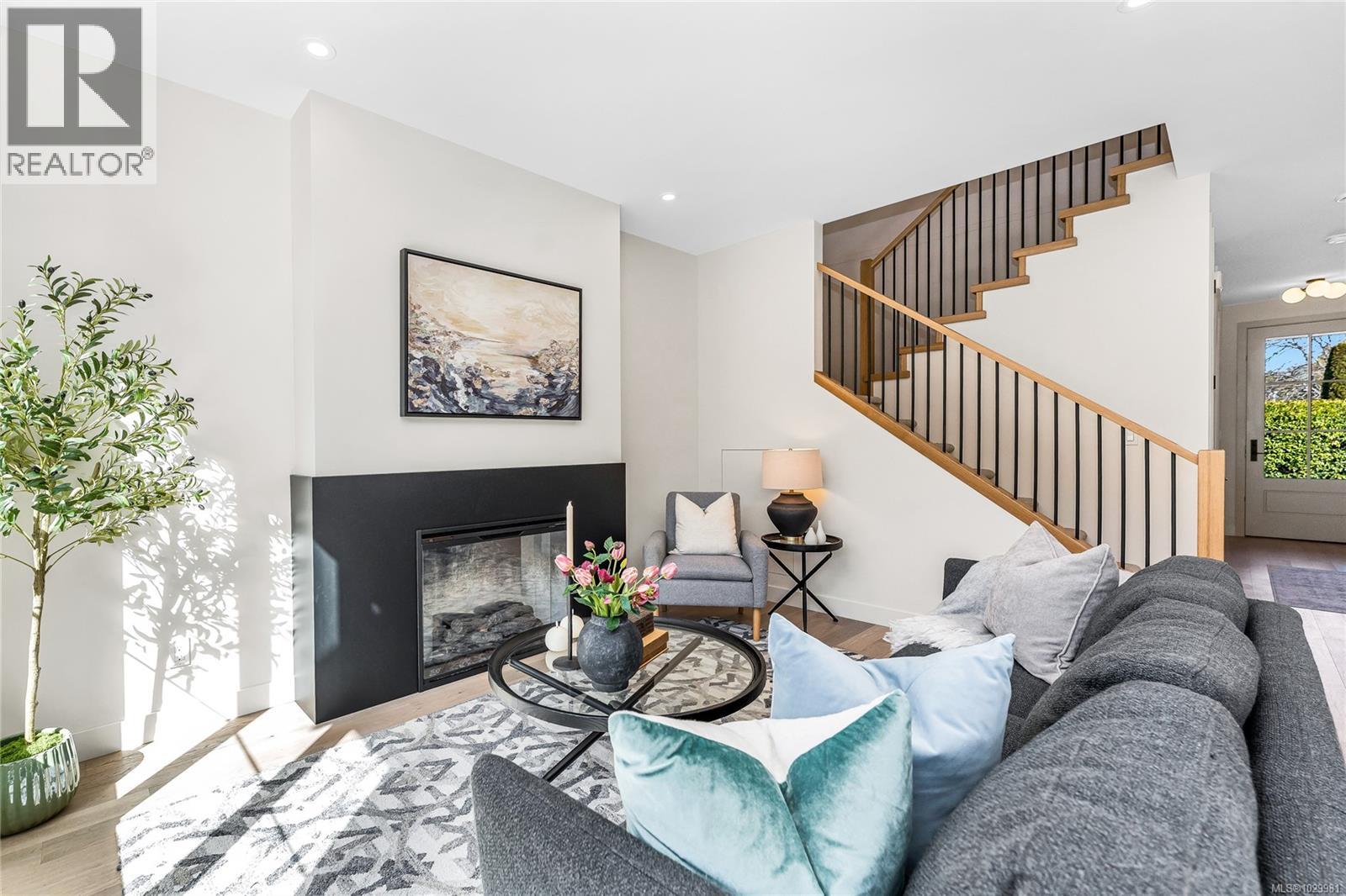 4 3333 Henderson Road, Oak Bay