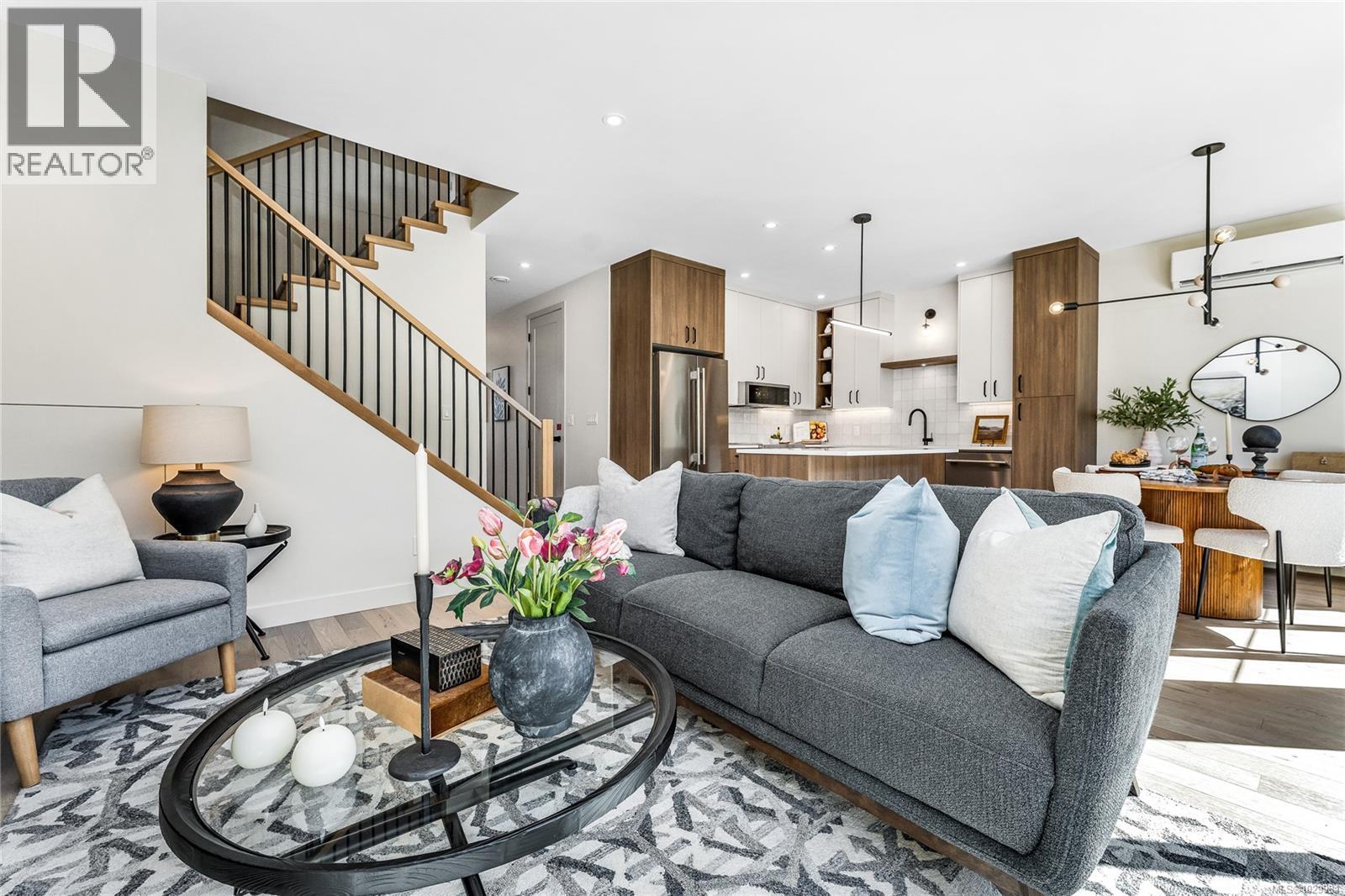 4 3333 Henderson Road, Oak Bay