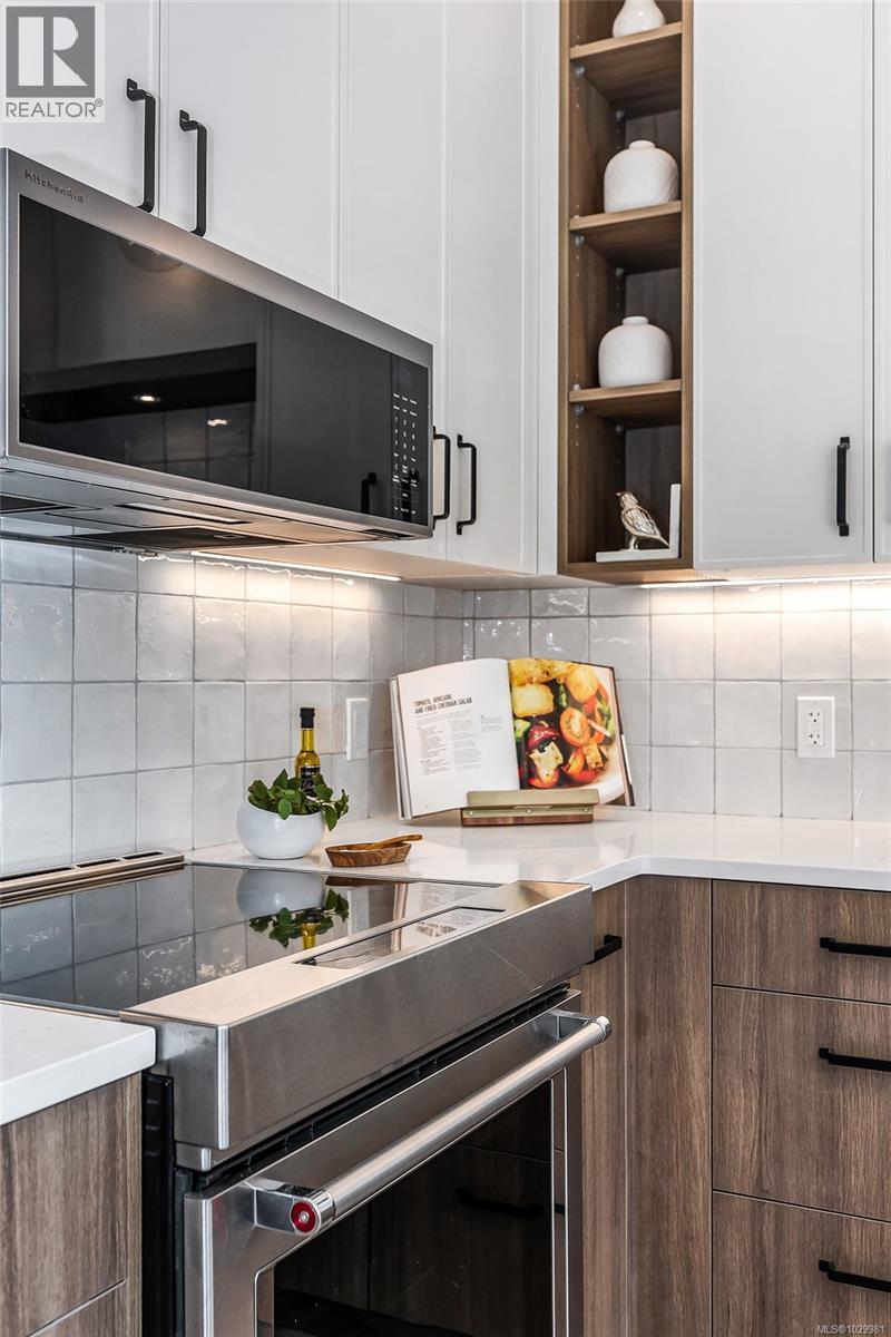 4 3333 Henderson Road, Oak Bay