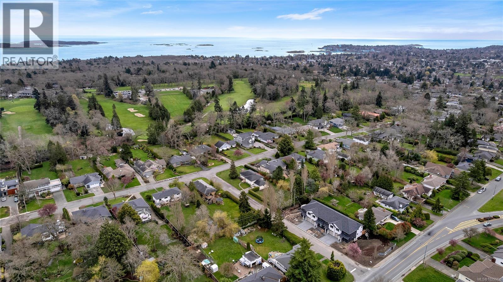 4 3333 Henderson Road, Oak Bay