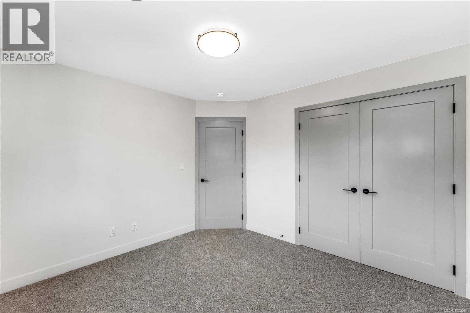 4 3333 Henderson Road, Oak Bay