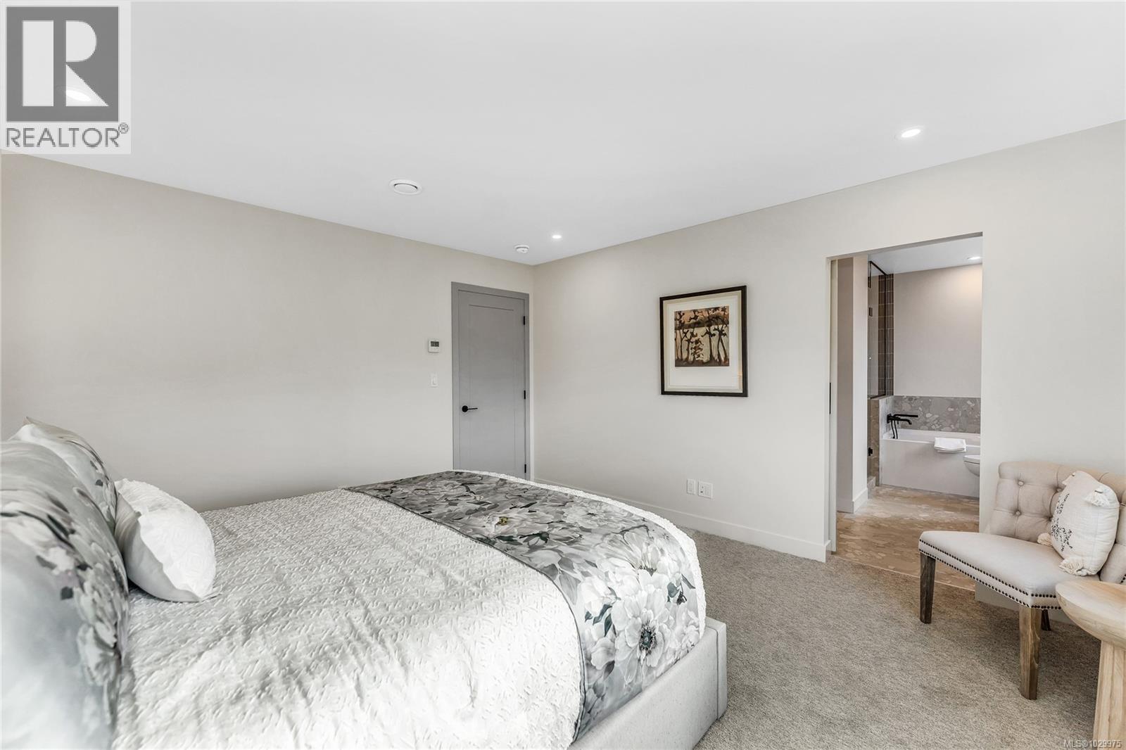 3 3333 Henderson Road, Oak Bay