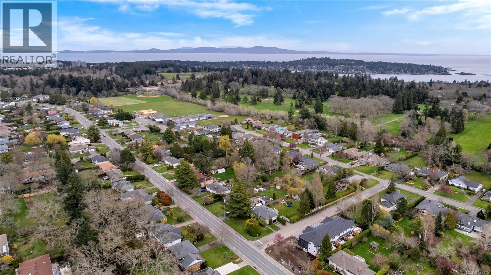 3 3333 Henderson Road, Oak Bay