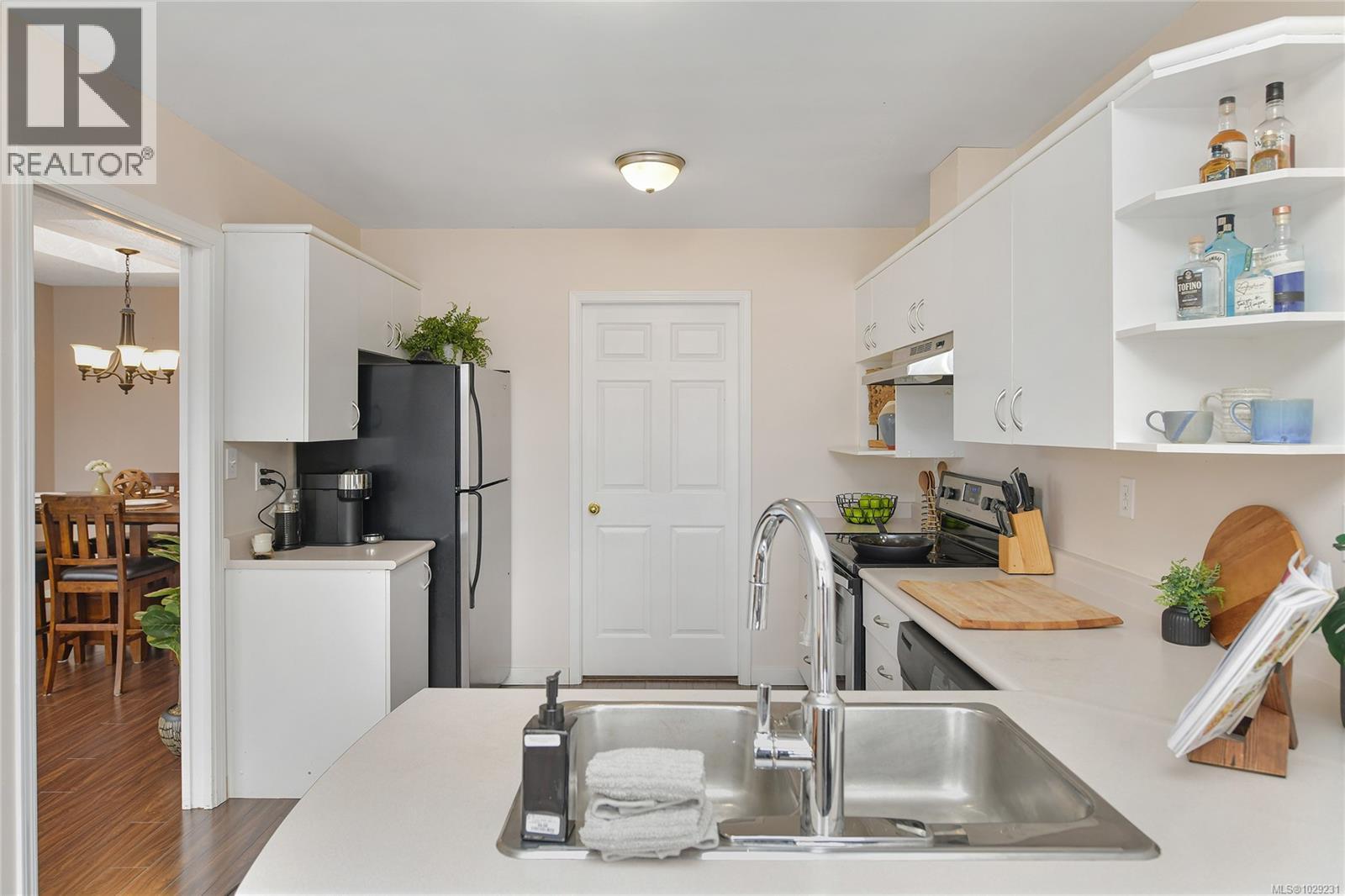 302 9945 Fifth Street, Sidney