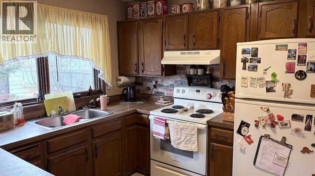 
          105 4th Street West
            <br/>
            <span>Foremost</span>
            , 
            <span>AB</span>
             <span>T0K0X0</span>
         - Photo 15