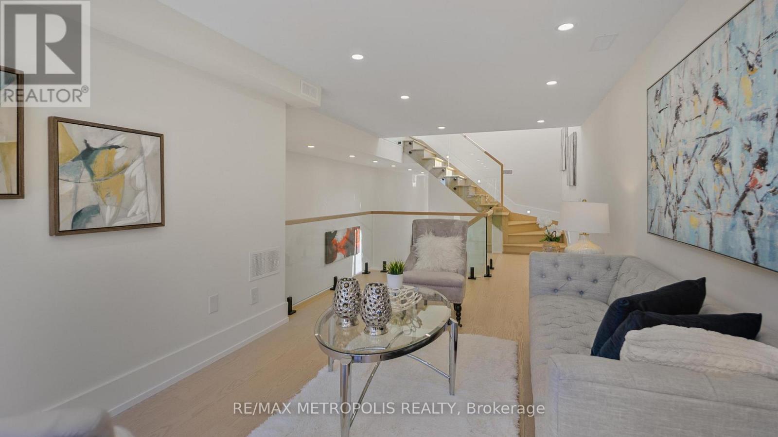 Single Family House for Sale in  KENWORTHY AVENUE Toronto (Oakridge) 