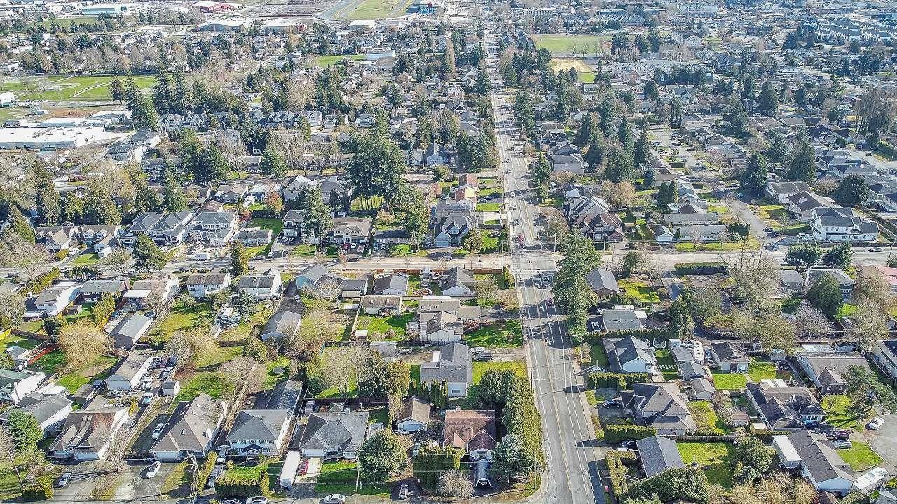 4 Bed, 3 Bath House for Sale in Surrey – 6032 171A STREET, Surrey - Image 3