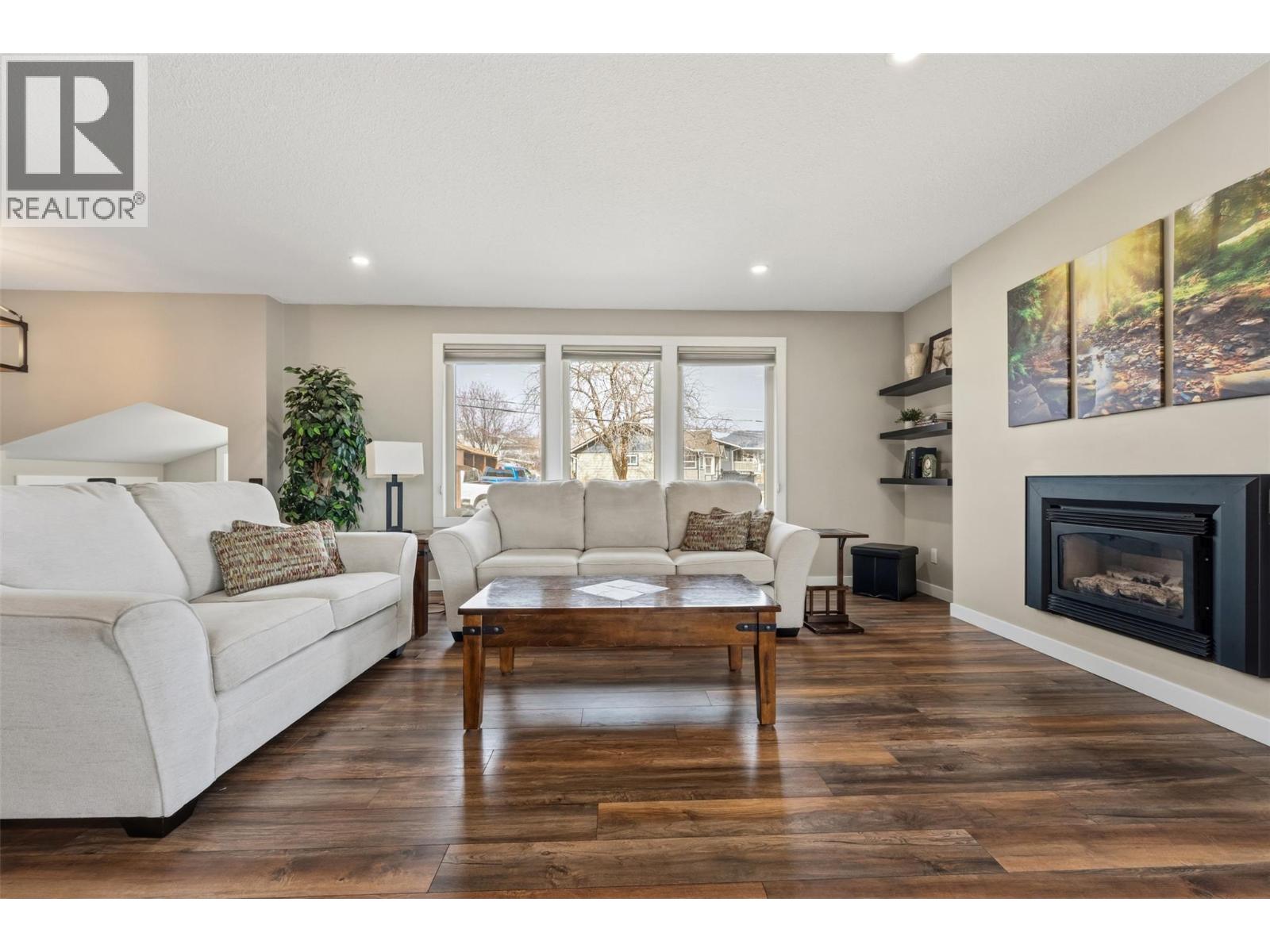 787 Kettle Avenue, Oliver