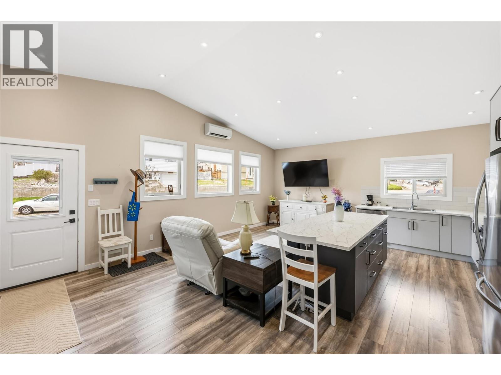 787 Kettle Avenue, Oliver