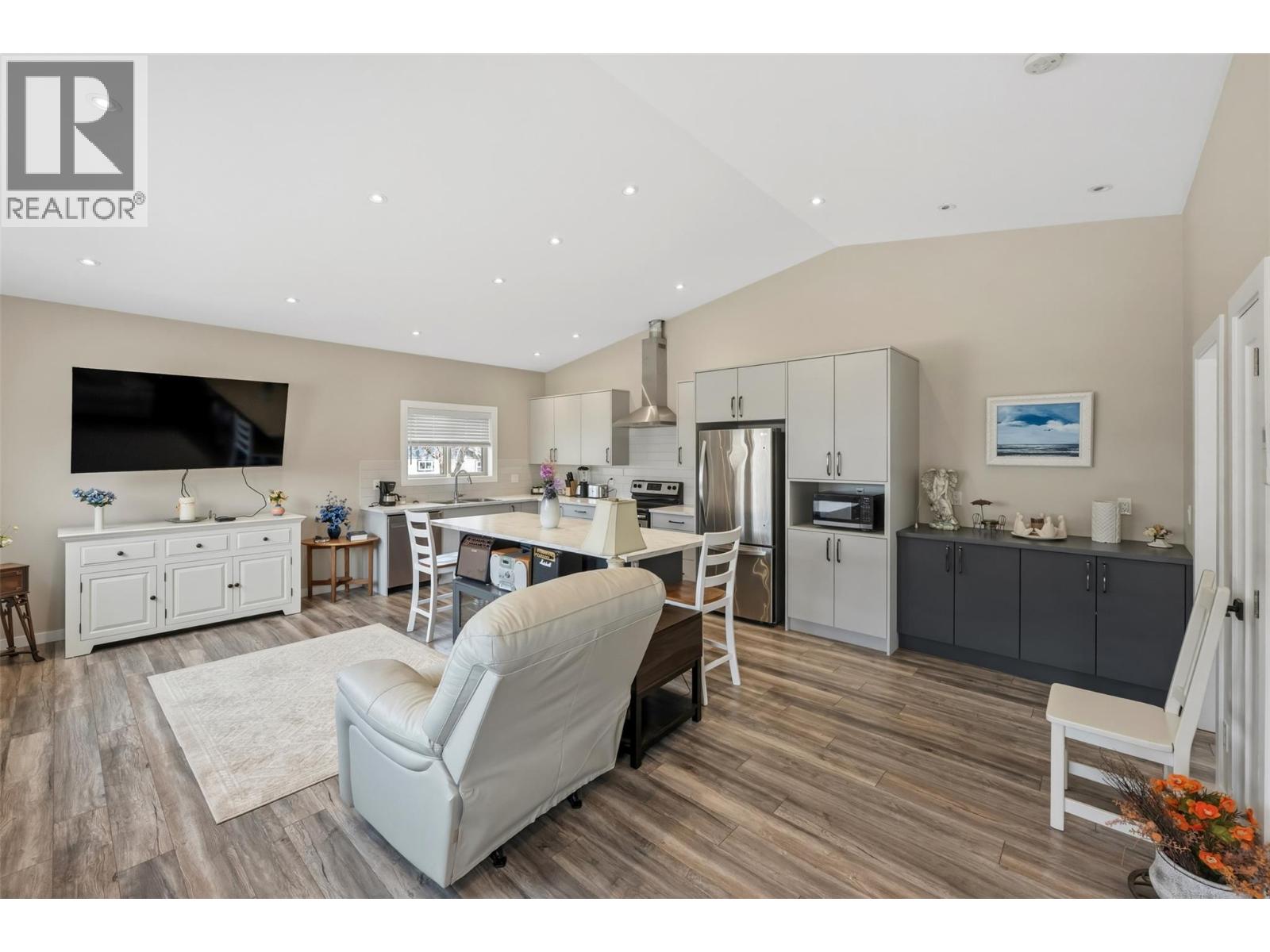 787 Kettle Avenue, Oliver