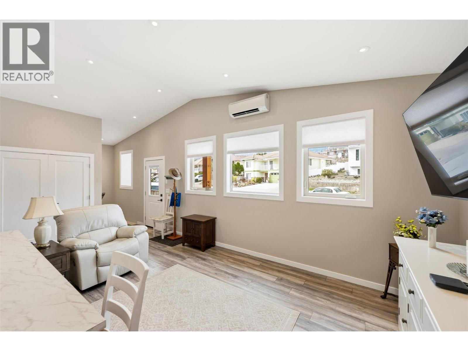 787 Kettle Avenue, Oliver