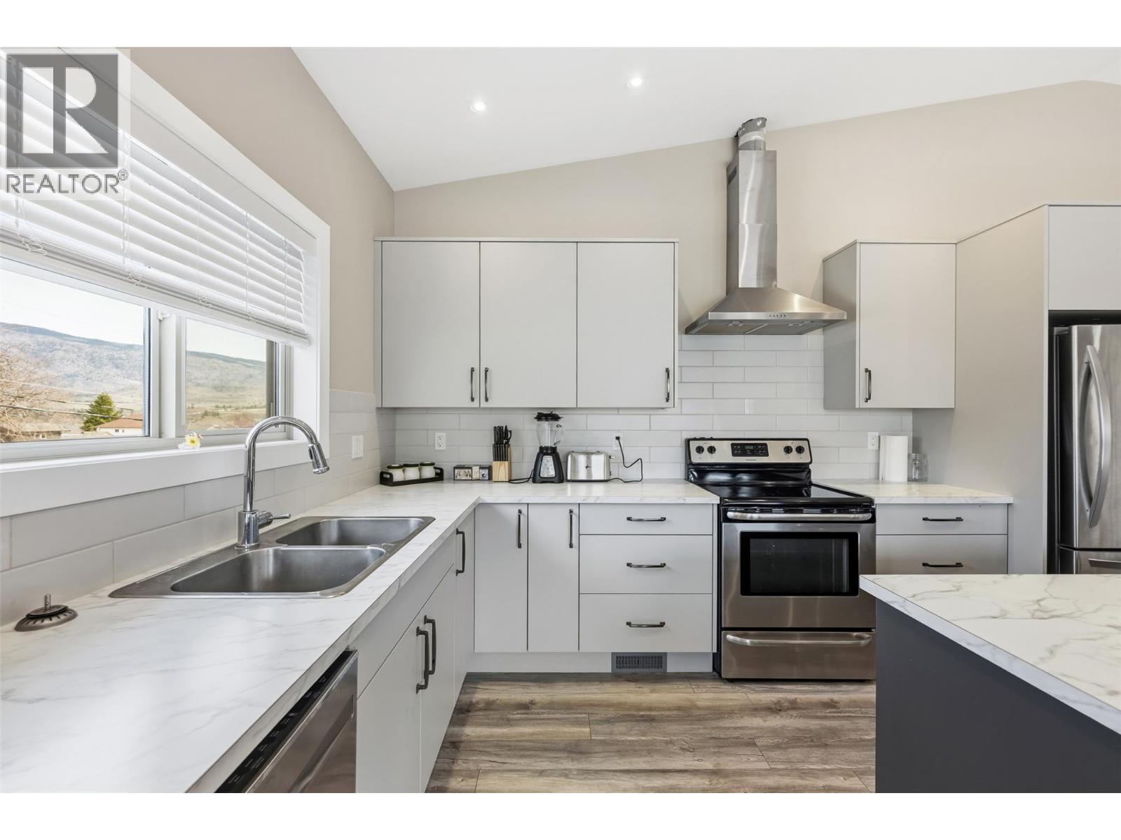 787 Kettle Avenue, Oliver