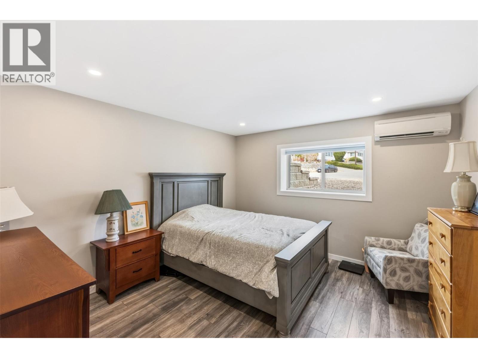 787 Kettle Avenue, Oliver