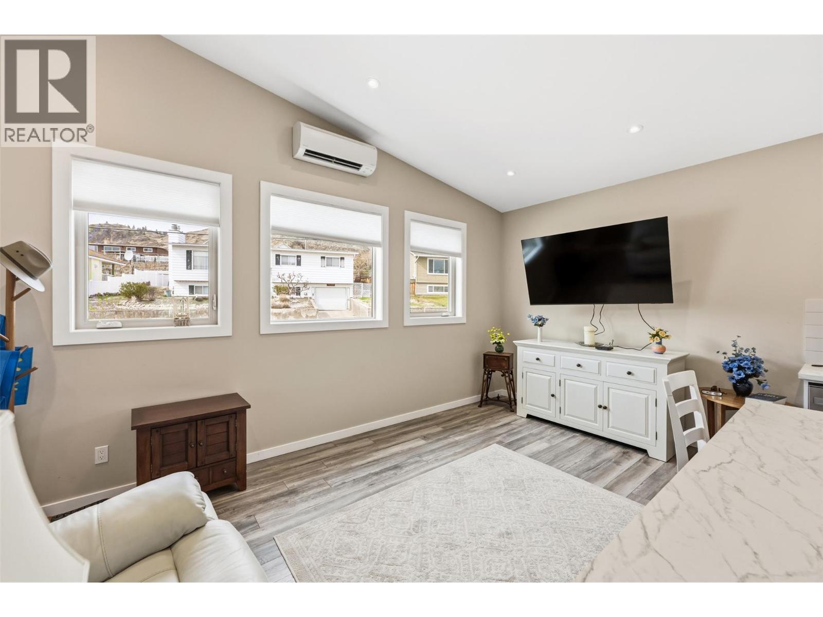 787 Kettle Avenue, Oliver