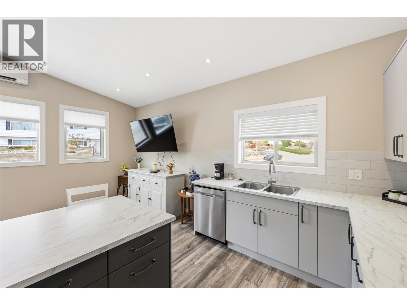 787 Kettle Avenue, Oliver