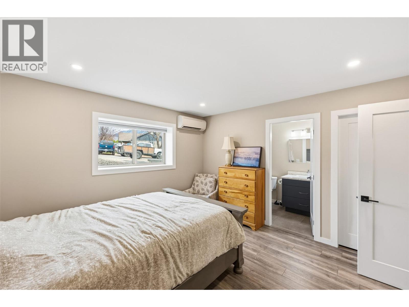 787 Kettle Avenue, Oliver