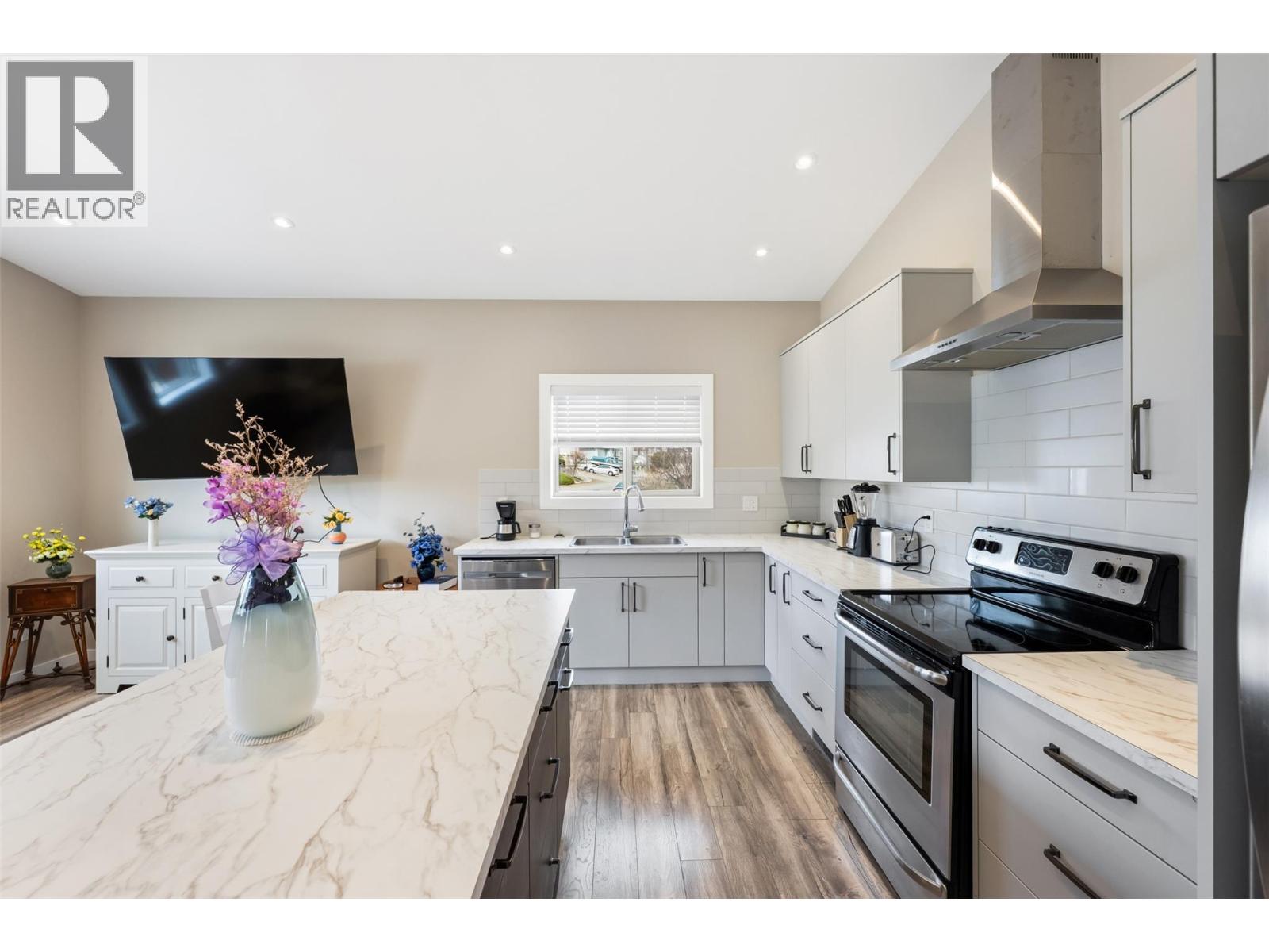 787 Kettle Avenue, Oliver