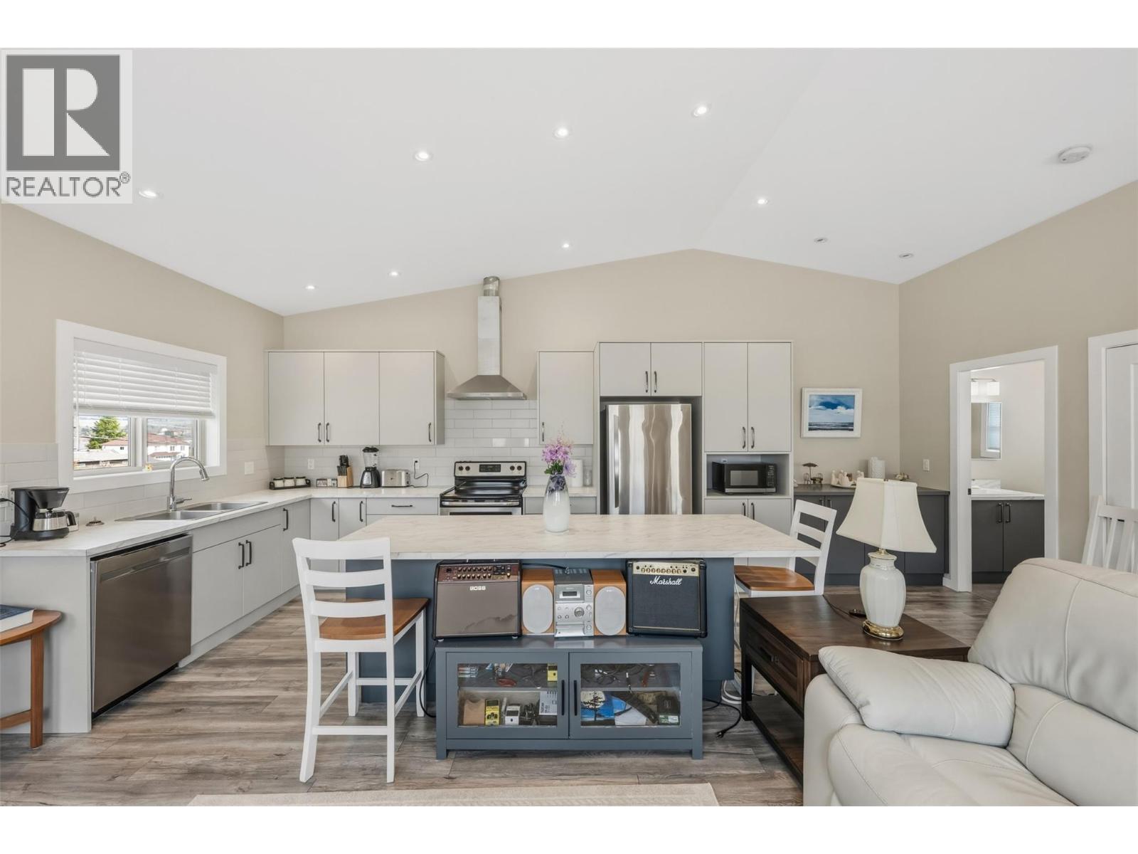 787 Kettle Avenue, Oliver