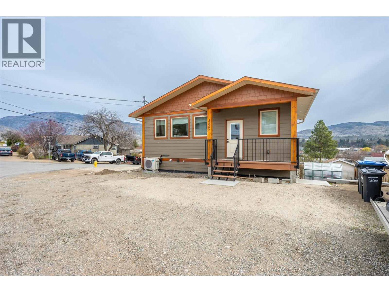 787 Kettle Avenue, Oliver