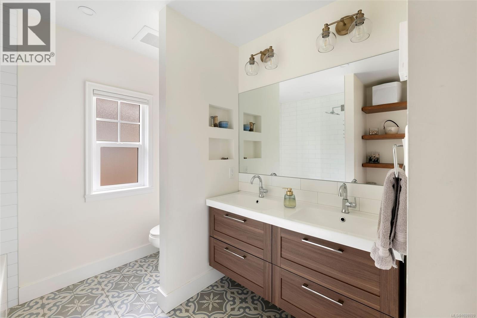  2399 Dalhousie Street, Oak Bay