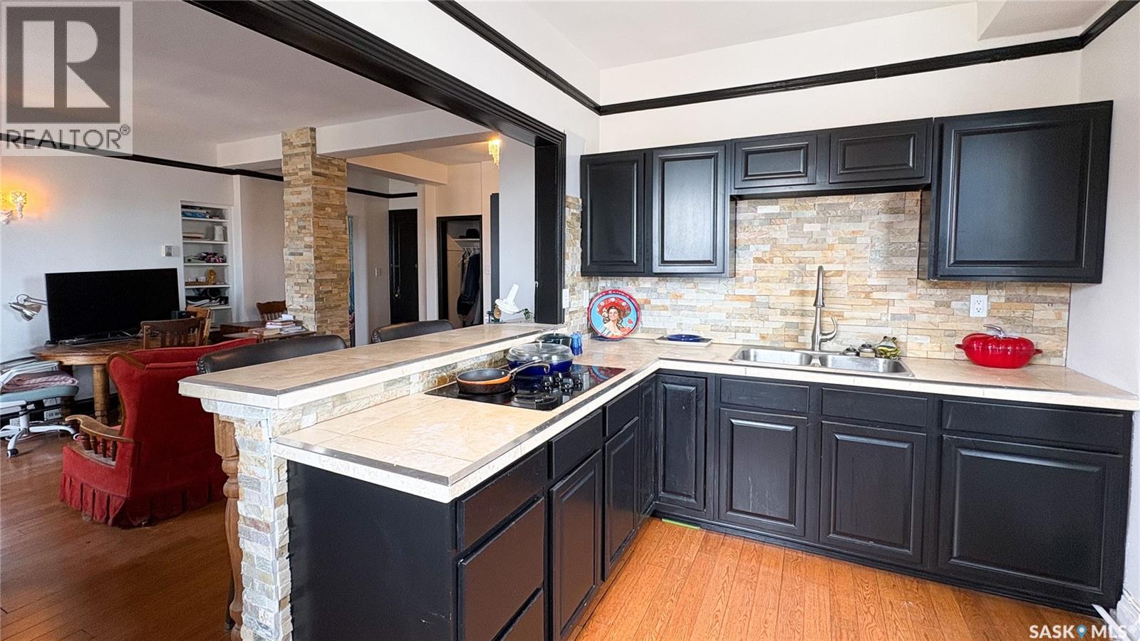 #400 2305 Victoria AVENUE - 21