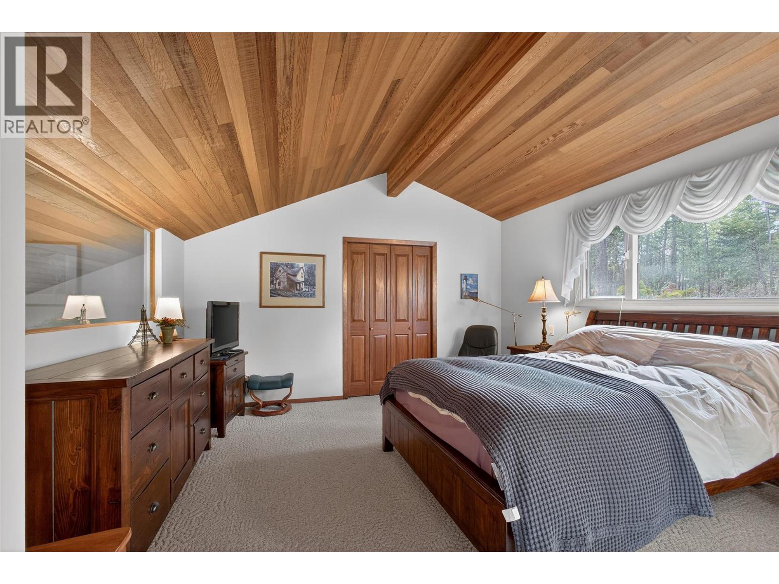 935 Lloyd Jones Drive, West Kelowna