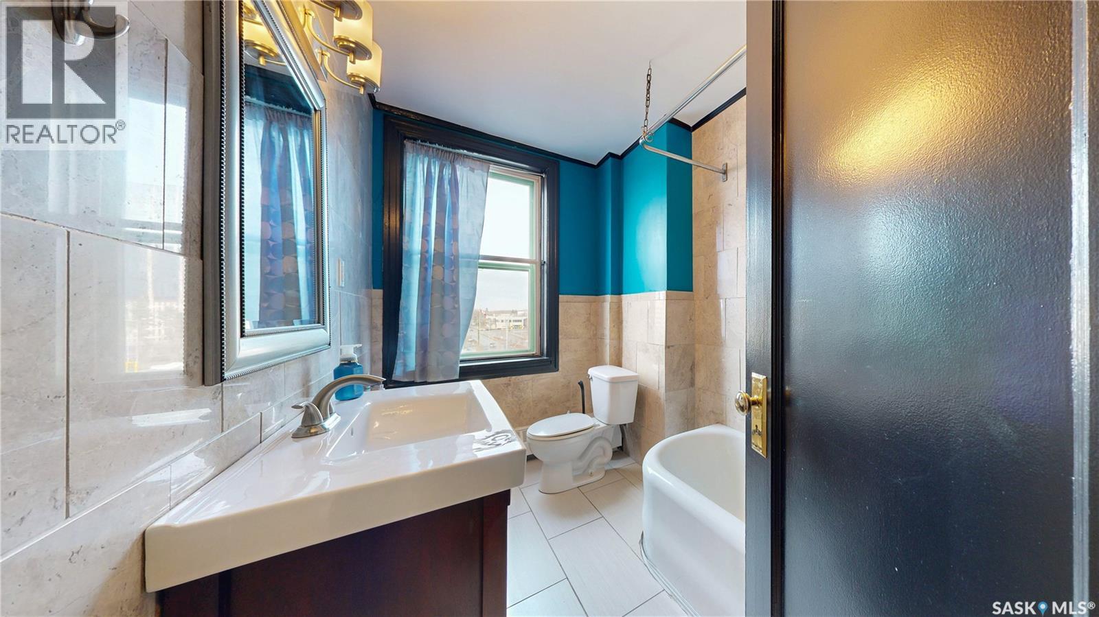 #400 2305 Victoria AVENUE - 26