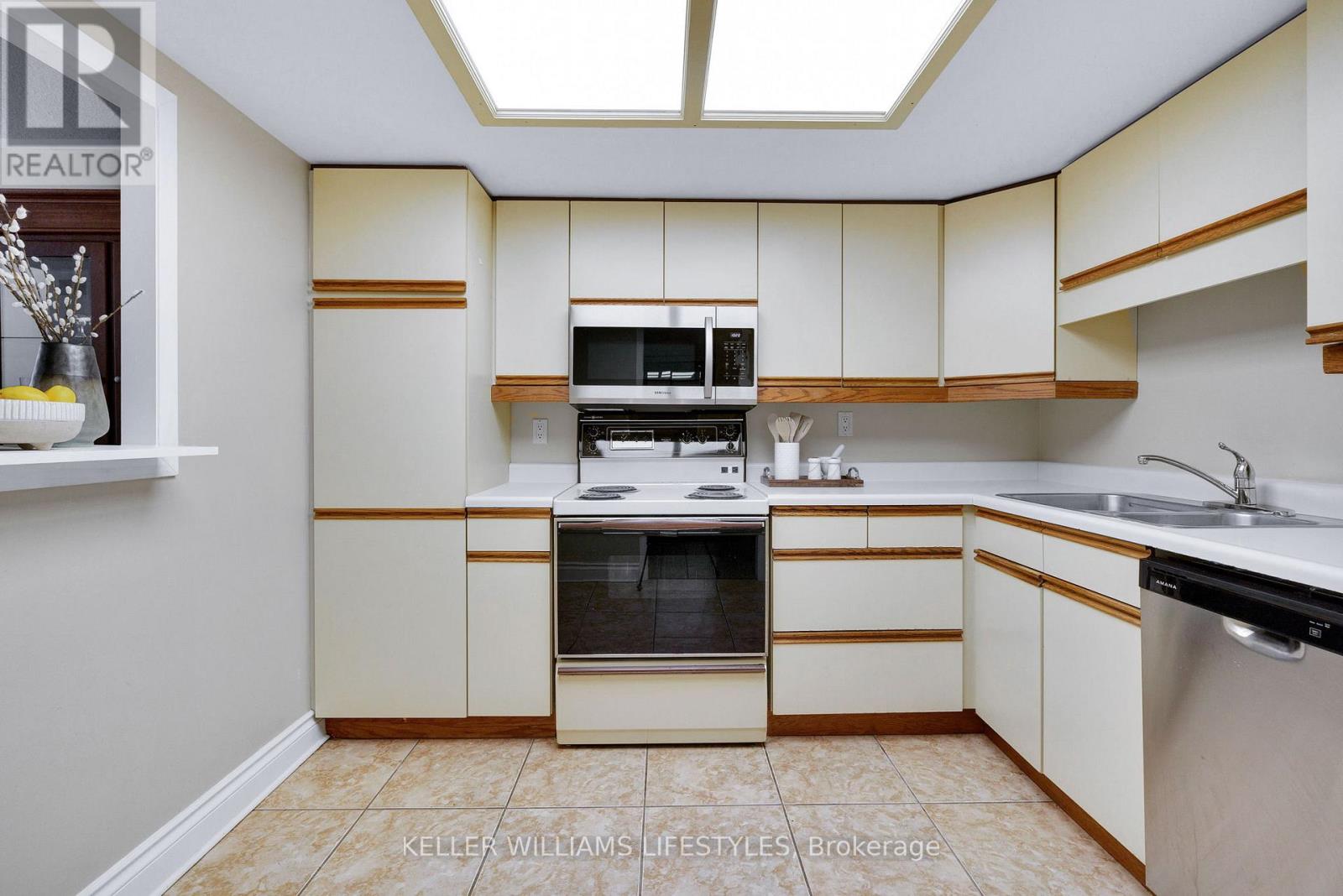 #205 7 PICTON STREET - 15