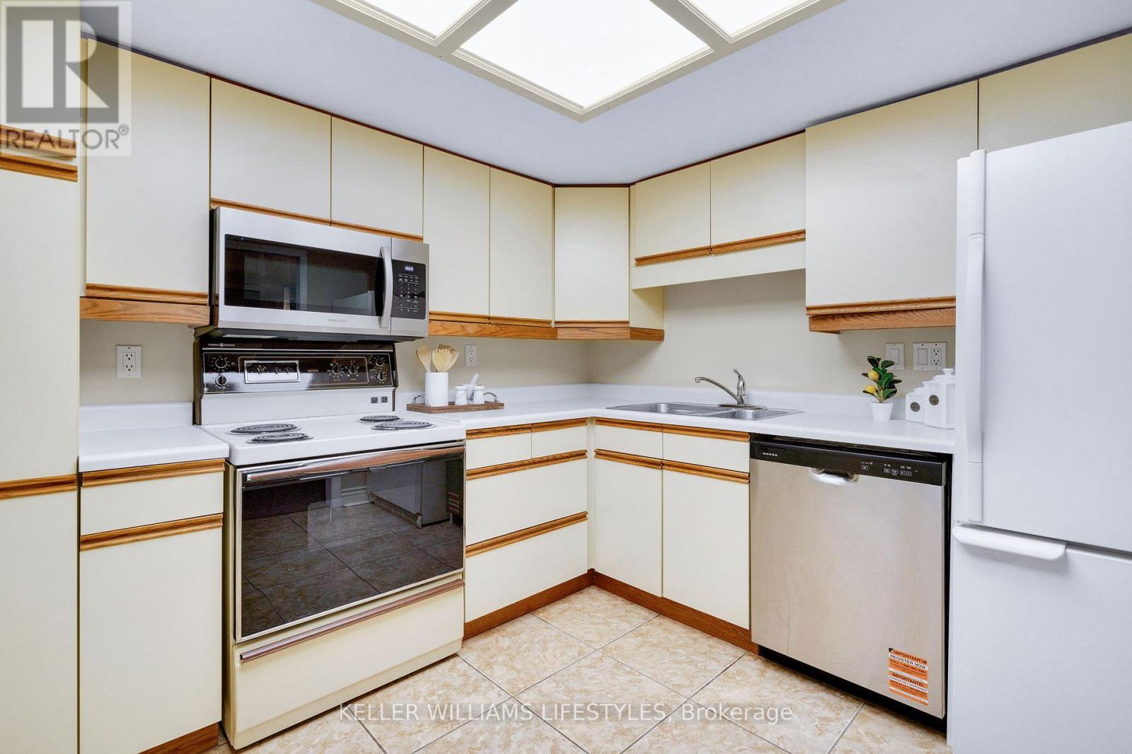 #205 7 PICTON STREET - 16