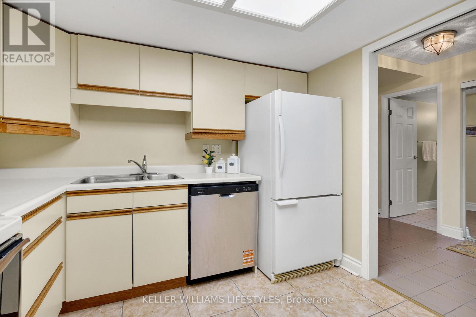 #205 7 PICTON STREET - 17