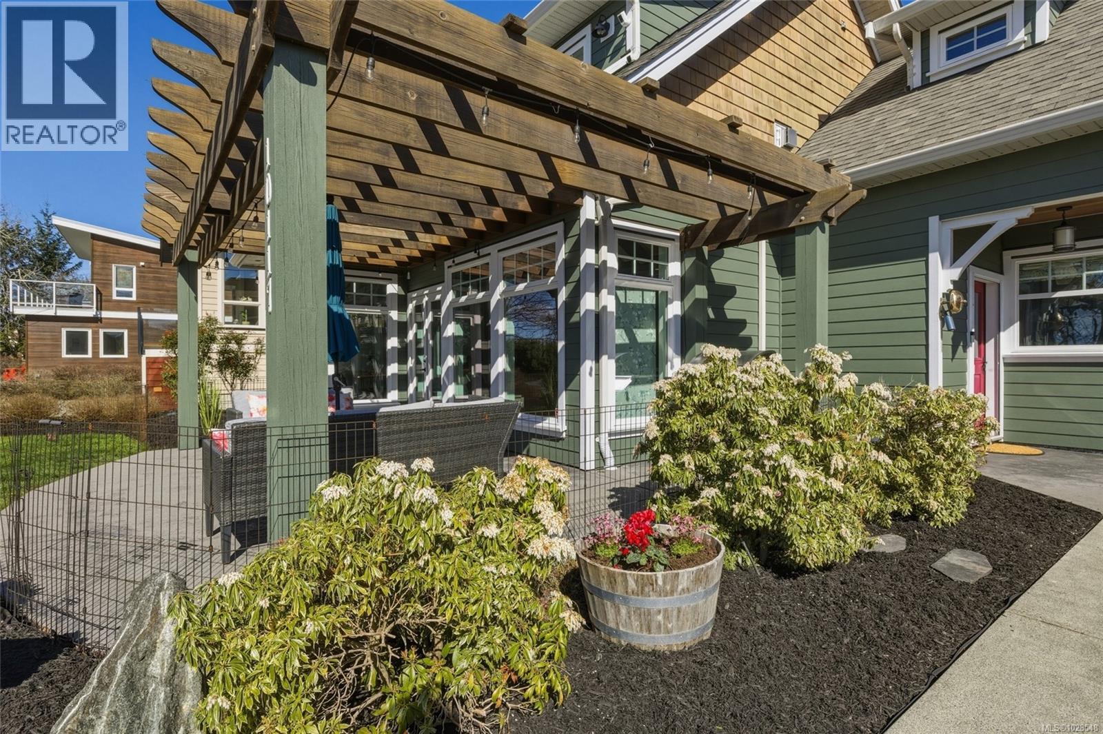 10117 WEST SAANICH RD - 4