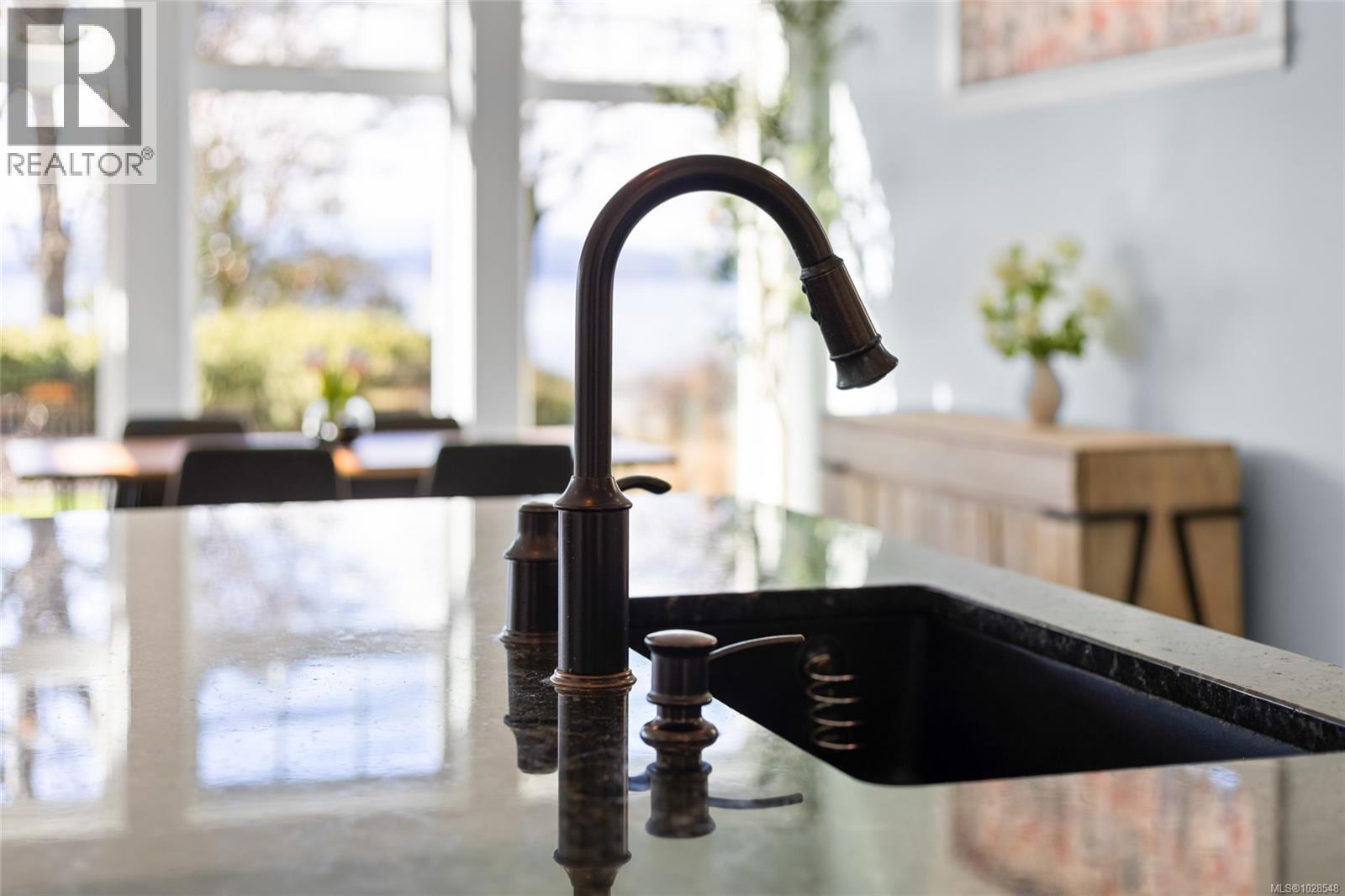 10117 WEST SAANICH RD - 20