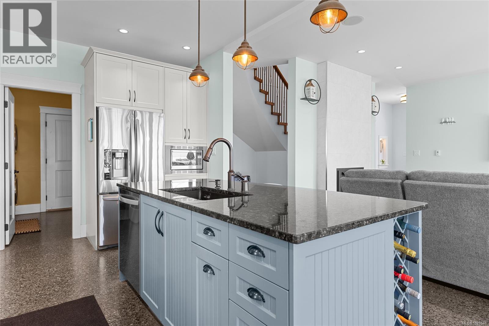 10117 WEST SAANICH RD - 18