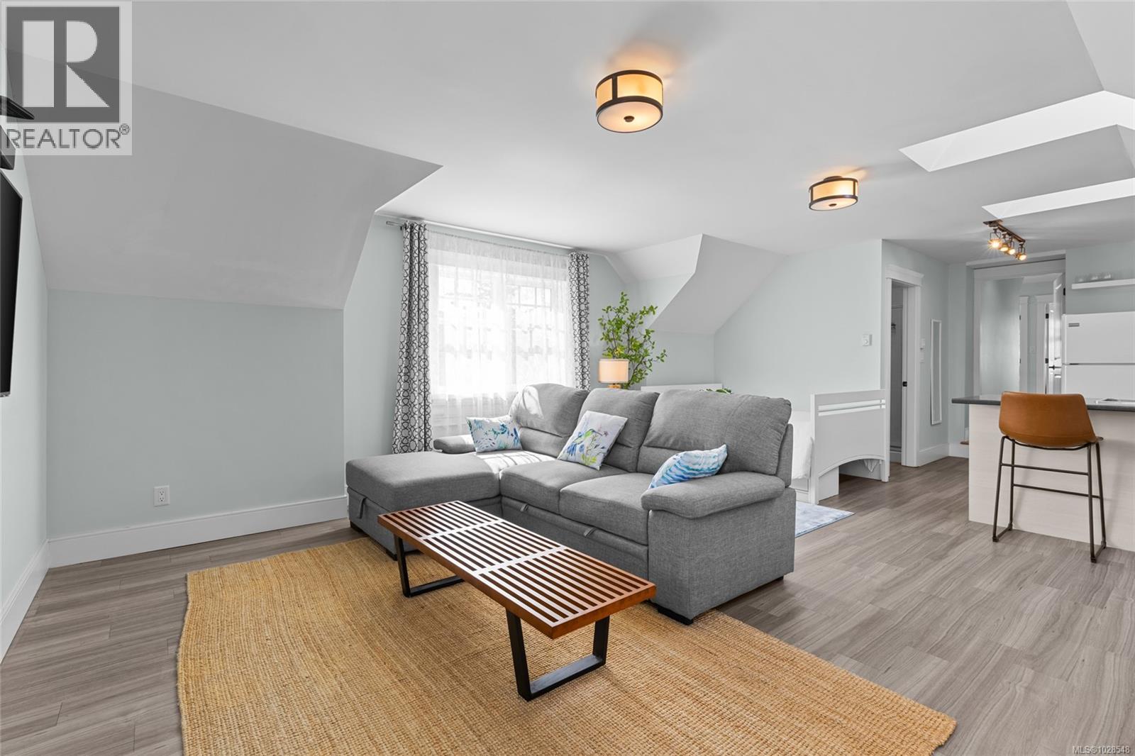 10117 WEST SAANICH RD - 41