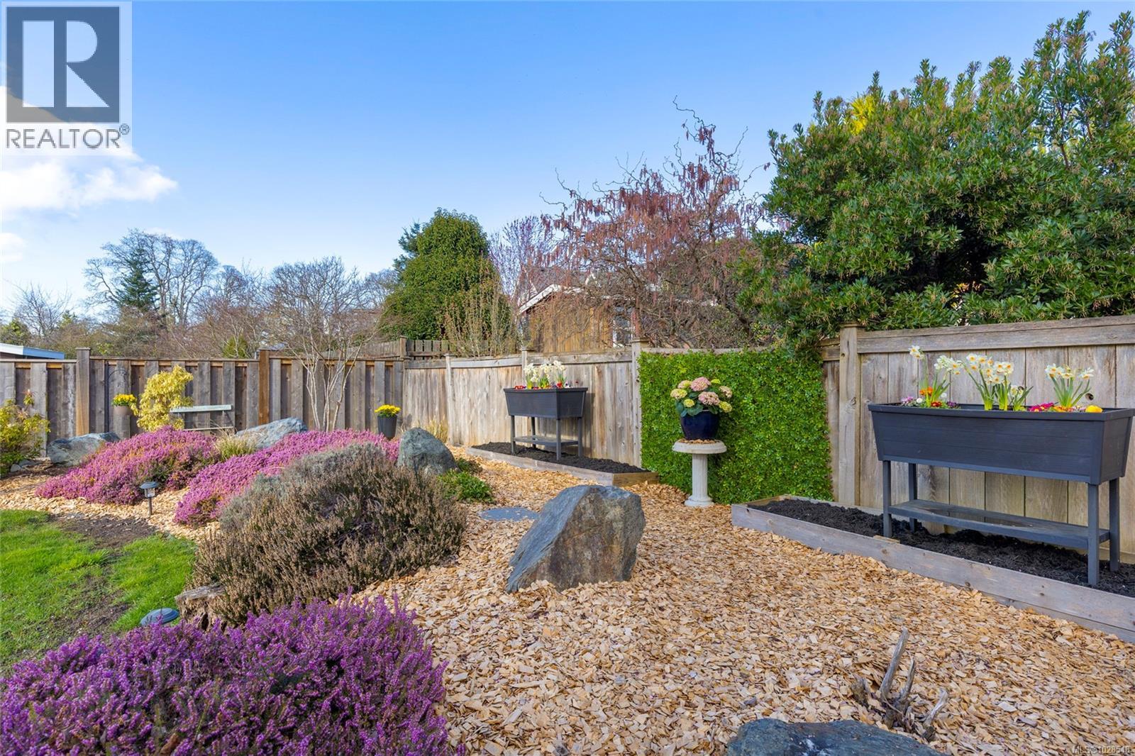 10117 WEST SAANICH RD - 51