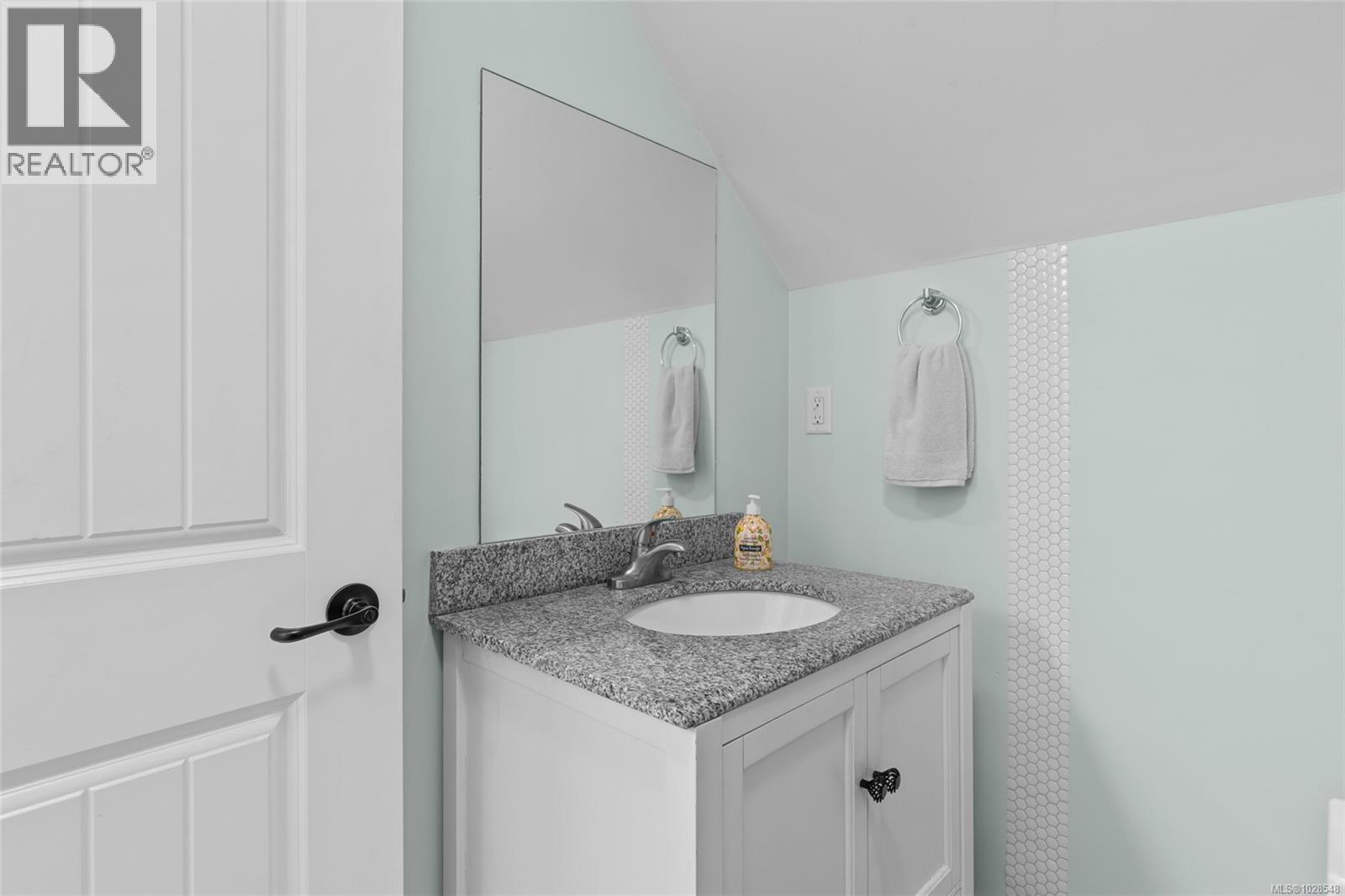 10117 WEST SAANICH RD - 45