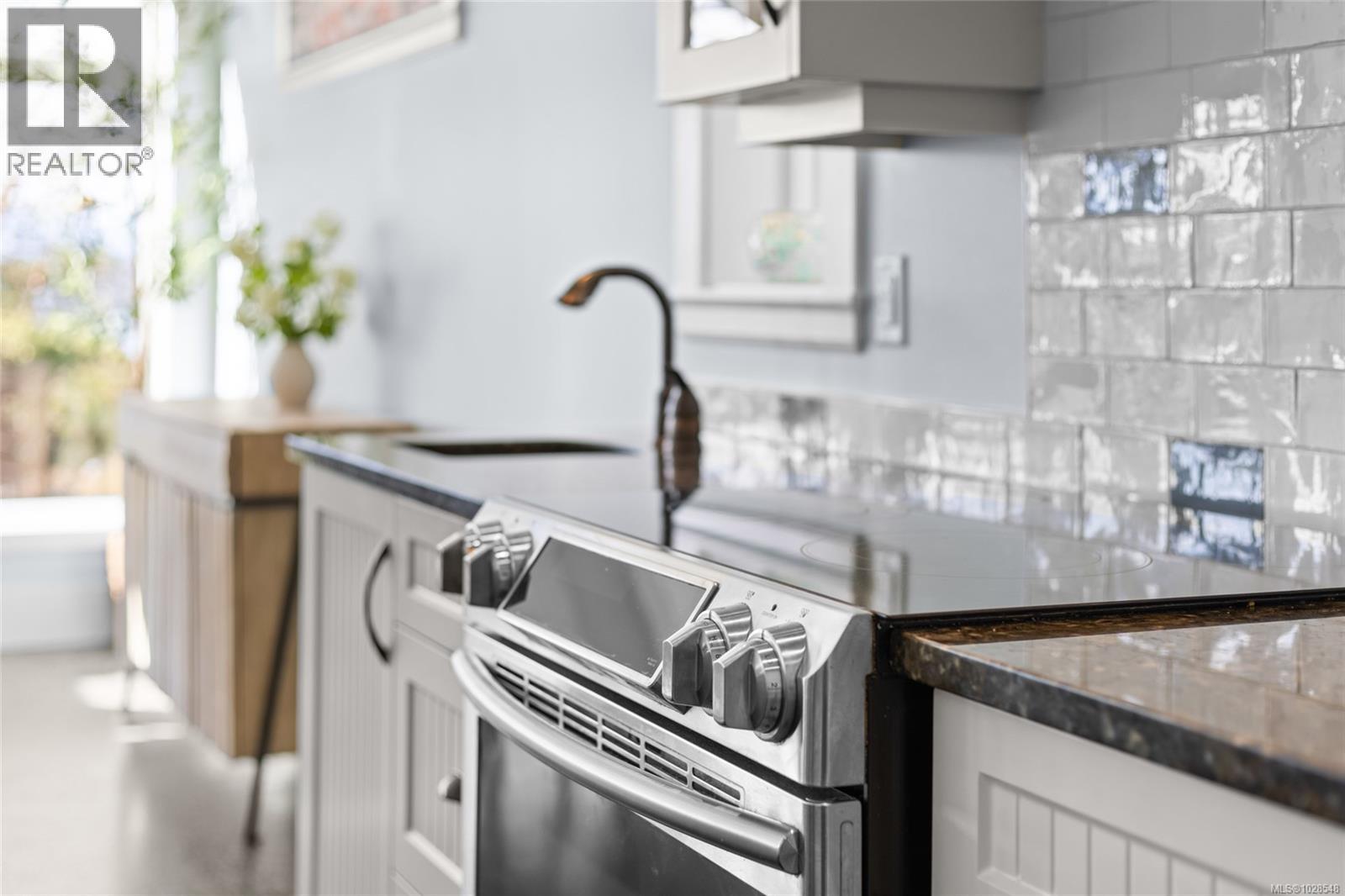 10117 WEST SAANICH RD - 22