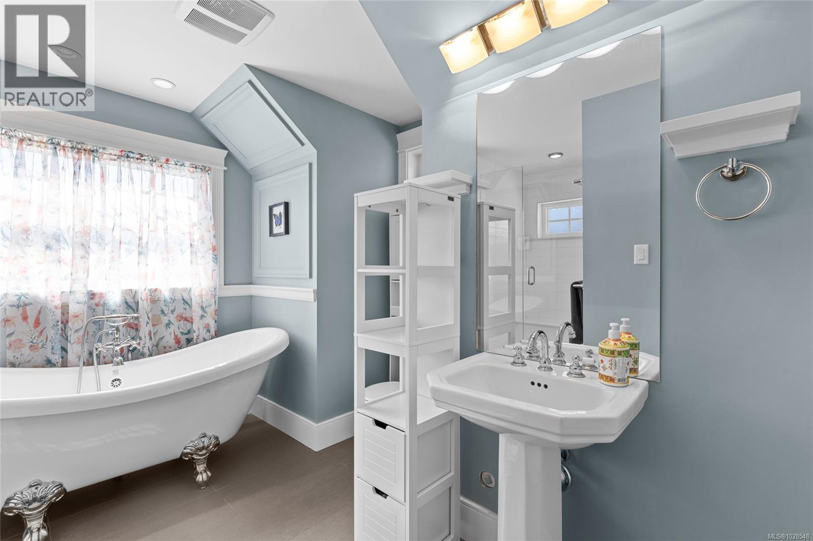 10117 WEST SAANICH RD - 33