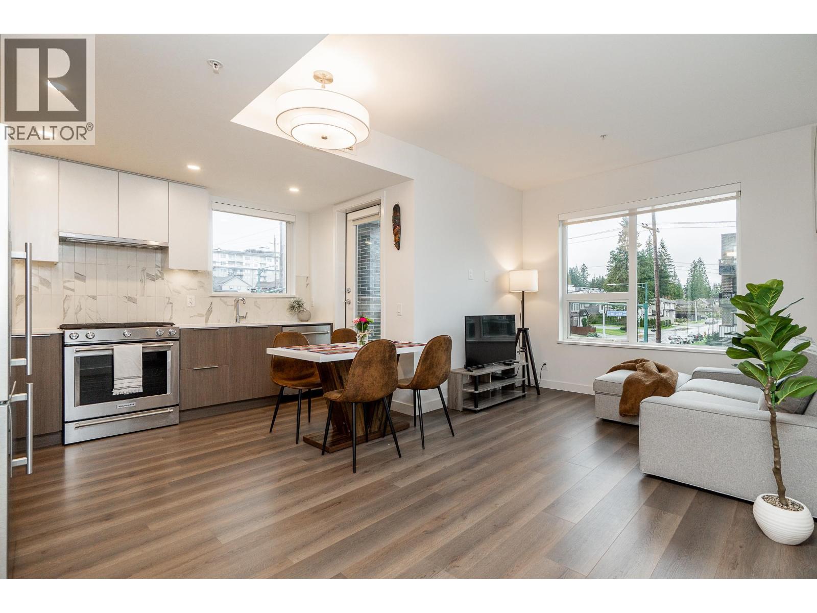 304 645 COMO LAKE AVENUE, Coquitlam