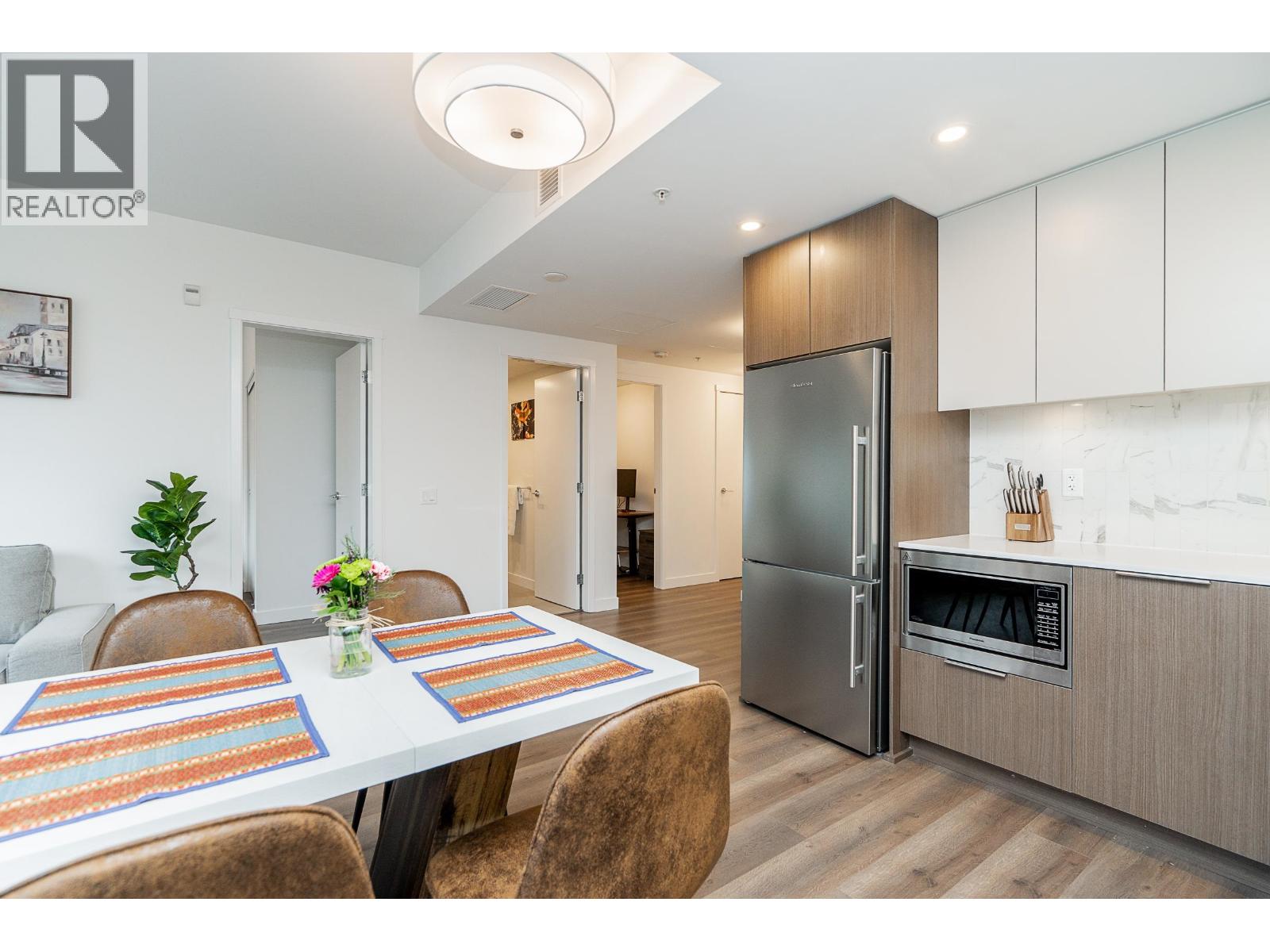 304 645 COMO LAKE AVENUE, Coquitlam