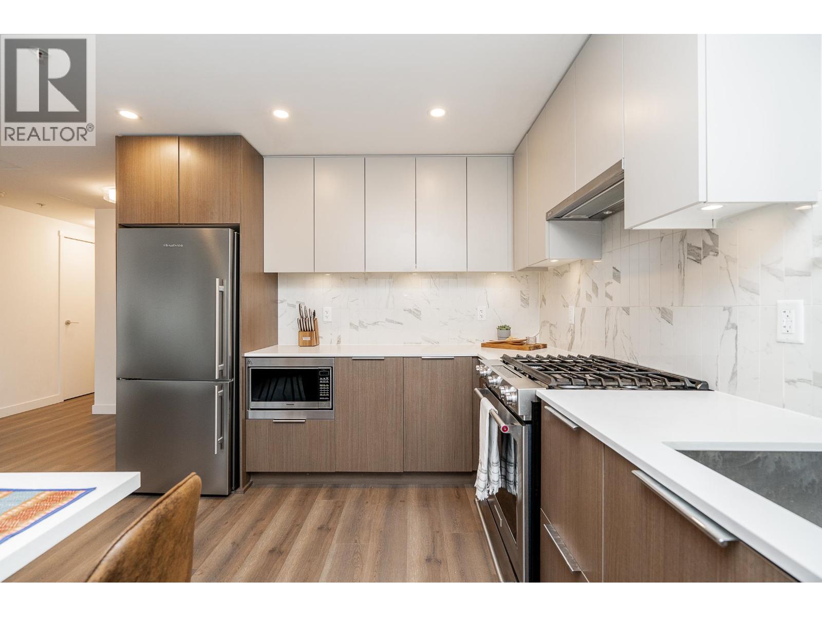 304 645 COMO LAKE AVENUE, Coquitlam