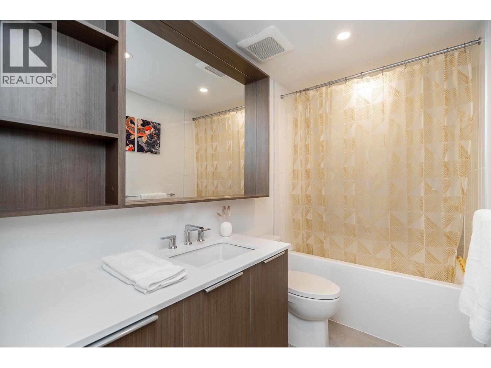 304 645 COMO LAKE AVENUE, Coquitlam